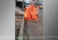 Vídeo: Homens armados incendeiam veículos no norte do Equador