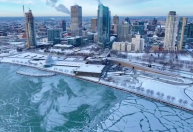 Frio extremo congela Lago Michigan, nos EUA; veja