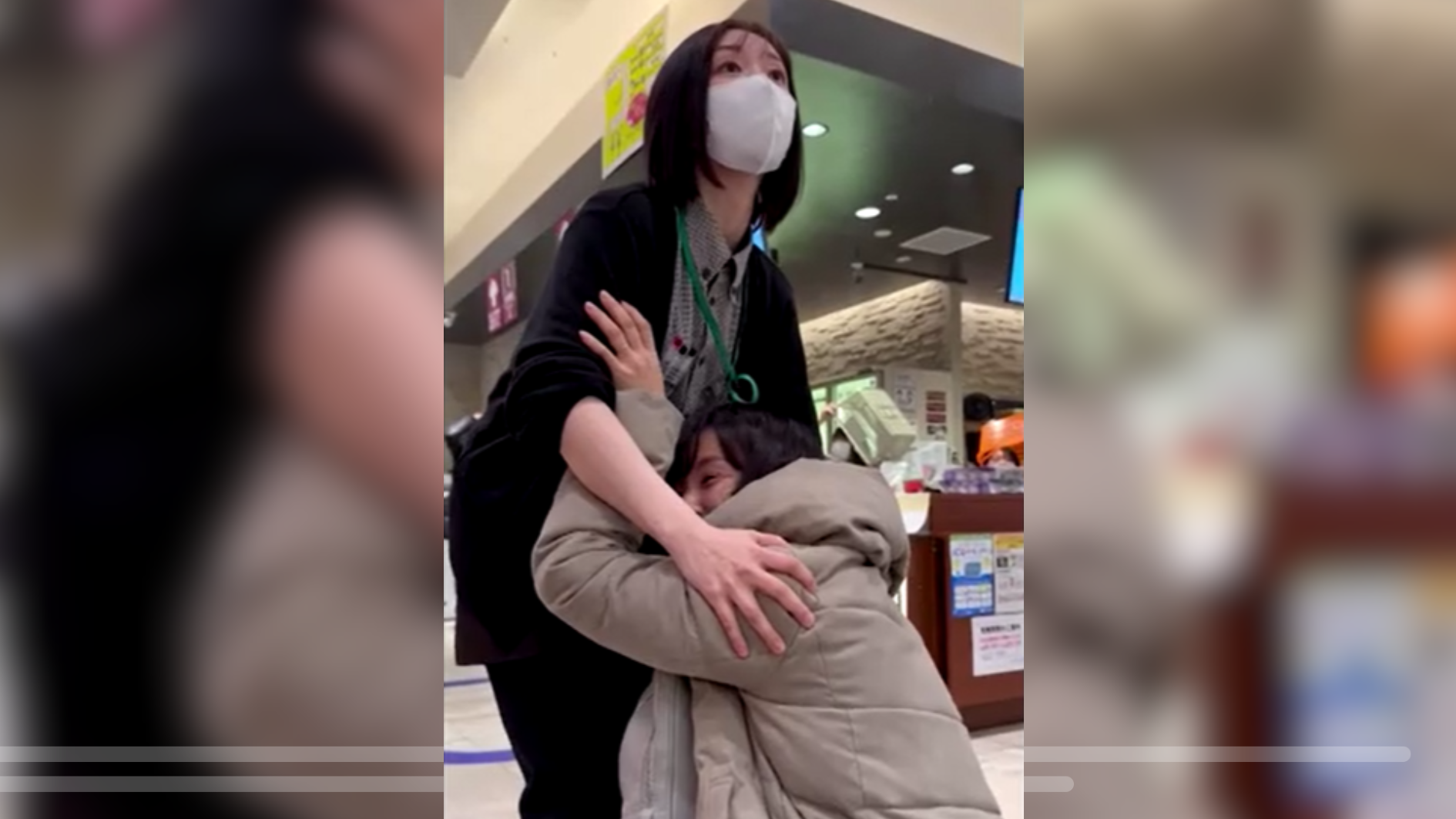 terremoto japão pessoas se segurando