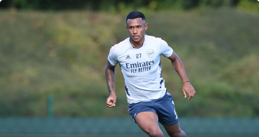 Marquinhos com a camisa do Arsenal