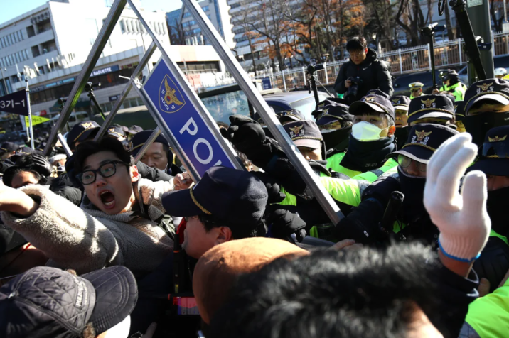 Criadores de cães brigam com policiais durante um protesto em 30 de novembro de 2023 em Seul, Coreia do Sul / Chung Sung-Jun/Getty Images