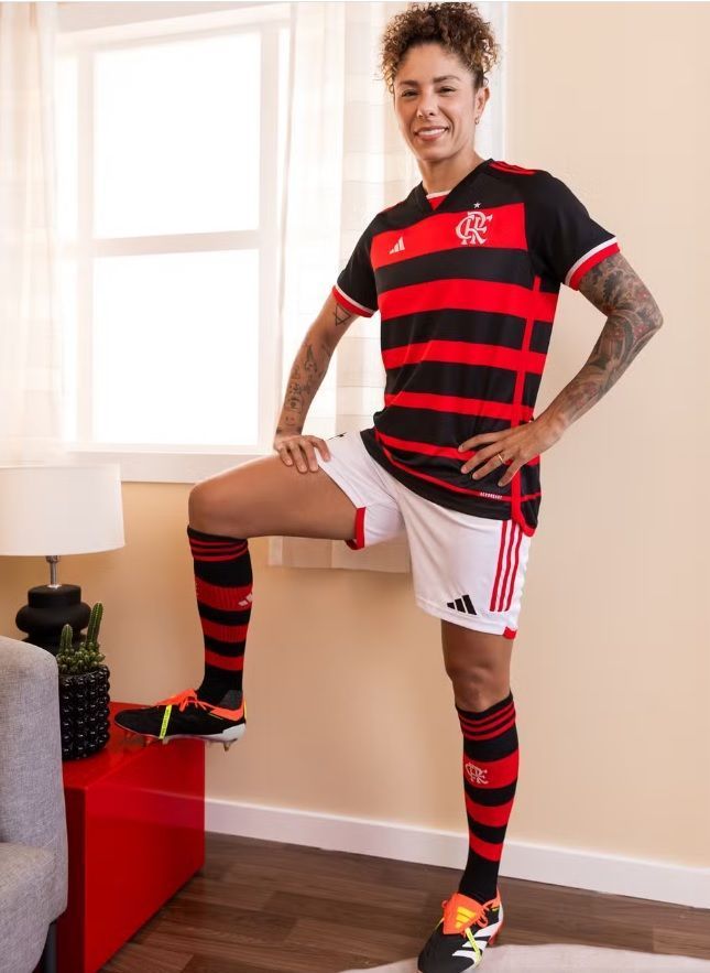 Cristiane com o novo uniforme do Flamengo / Divulgação/Adidas