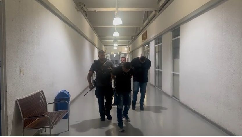 Dois líderes da milícia que atuava a Curicica, na zo Rna oeste do Rio, sendo levados para a delegacia / Polícia Civil/Divulgação