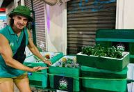 Daniel Erthal, ex-galã da Malhação, vende cerveja nas ruas de Copacabana
