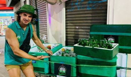 Daniel Erthal, ex-galã da Malhação, vende cerveja nas ruas de Copacabana