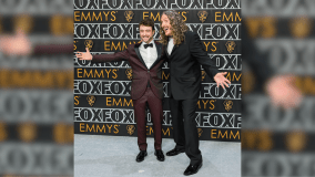 Daniel Radcliffe e Weird Al Yankovic no tapete vermelho da 75ª edição do Emmy