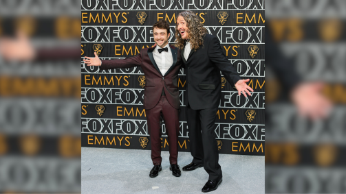 Daniel Radcliffe e Weird Al Yankovic no tapete vermelho da 75ª edição do Emmy