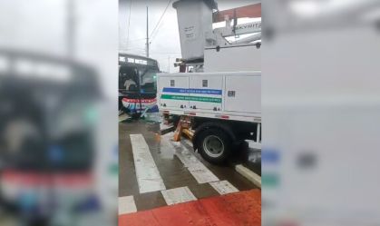Caminhão da Enel colide com ônibus que estava em corredor exclusivo na Grande SP
