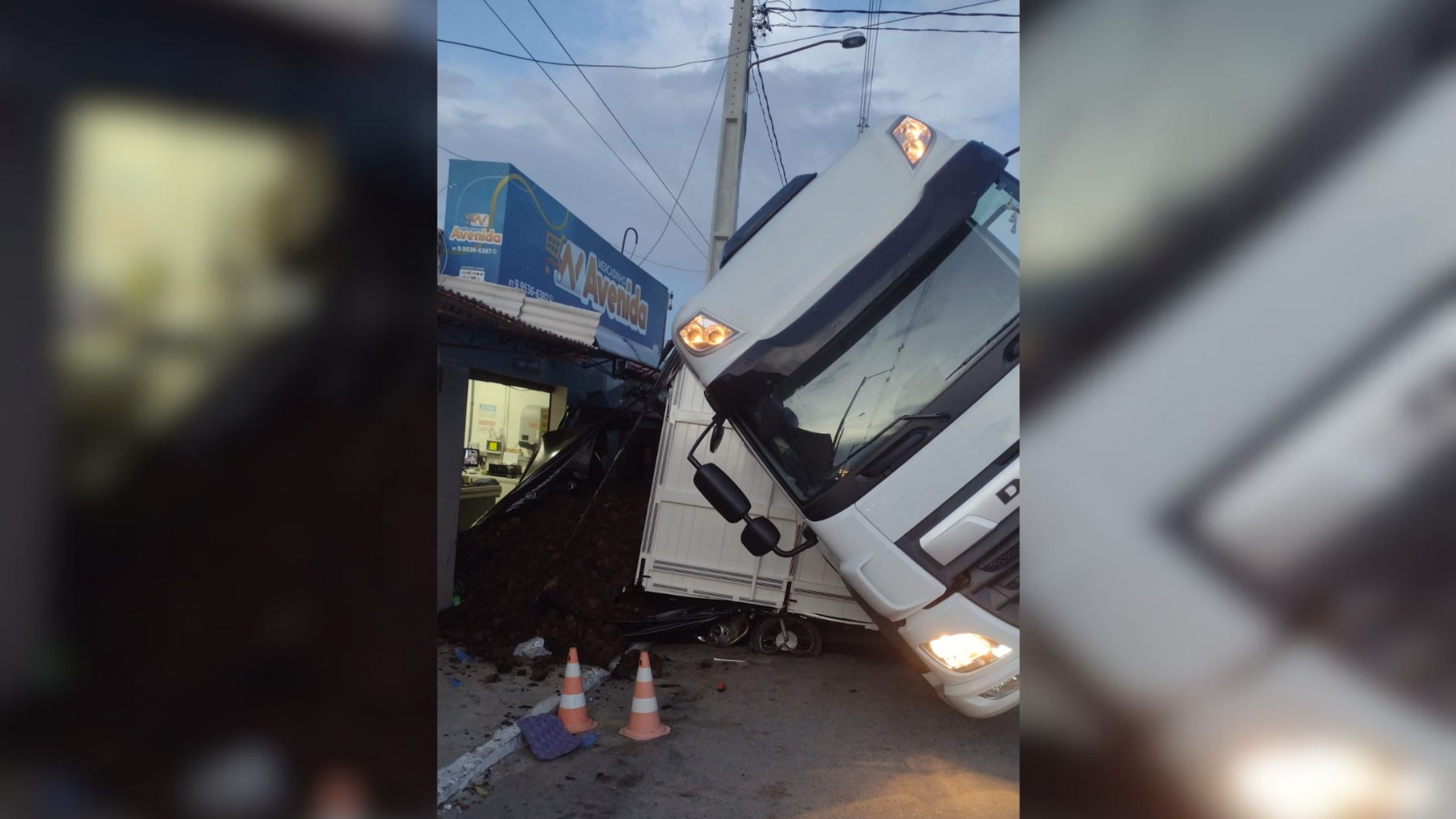 homem ecapa por pouco de ser atingido por uma carreta