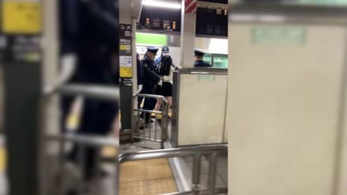 Vídeo mostra polícia de Tóquio levando uma suspeita após um incidente de esfaqueamento na estação Akihabara / crédito: King Kazunari via X.