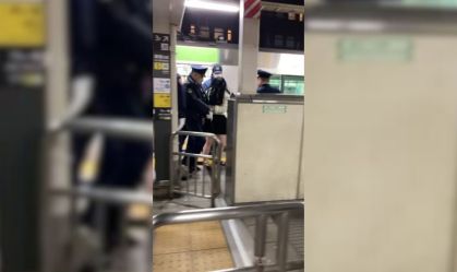 Esfaqueamento deixa três feridos em trem de Tóquio; suspeita foi detida