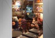 Homem quebra quadro de Lula e placa de Marielle Franco em bar no Rio de Janeiro