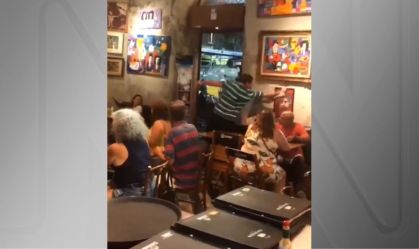 Homem quebra placa Marielle