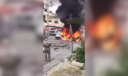 Vídeo de testemunha ocular obtido pela Reuters mostra chamas saindo do veículo destruído perto de Kafra, no Líbano