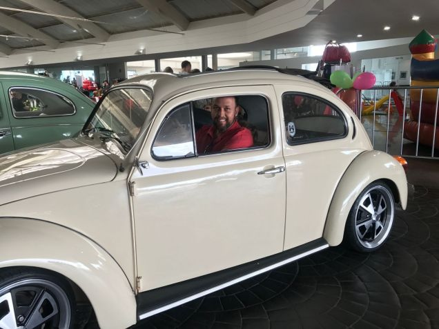 Gustavo Brasil a bordo do Volkswagen Fusca 1300 1970: carro na família desde 1999 / Arquivo Pessoal
