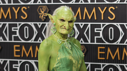 Drag Princess Poppy vestida do personagem Duende Verde no tapete vermelho da 75ª edição do Emmy