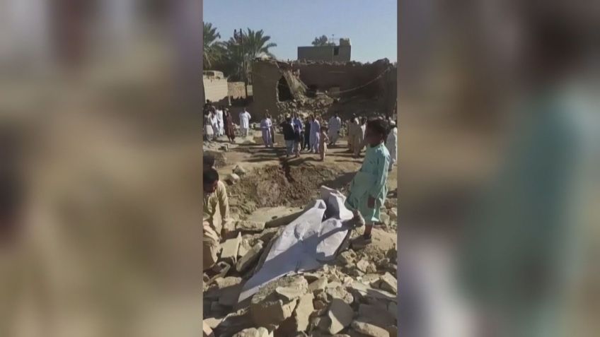 Ataque do Paquistão deixou cratera em vila do Irã perto de Saravan, na província de Sistão e Baluchistão. / Reuters