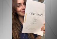 "Emily em Paris": Lily Collins anuncia início das gravações da 4ª temporada