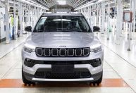 Jeep Compass deve estrear motor híbrido flex da Stellantis no Brasil
