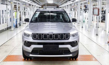Jeep Compass deve estrear motor híbrido flex da Stellantis no Brasil