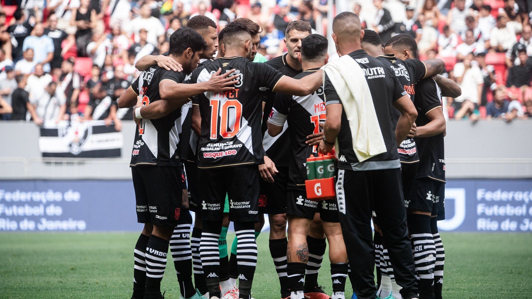 Vasco em campo no Mané Garrincha na partida contra o Bangu pelo Campeonato Carioca