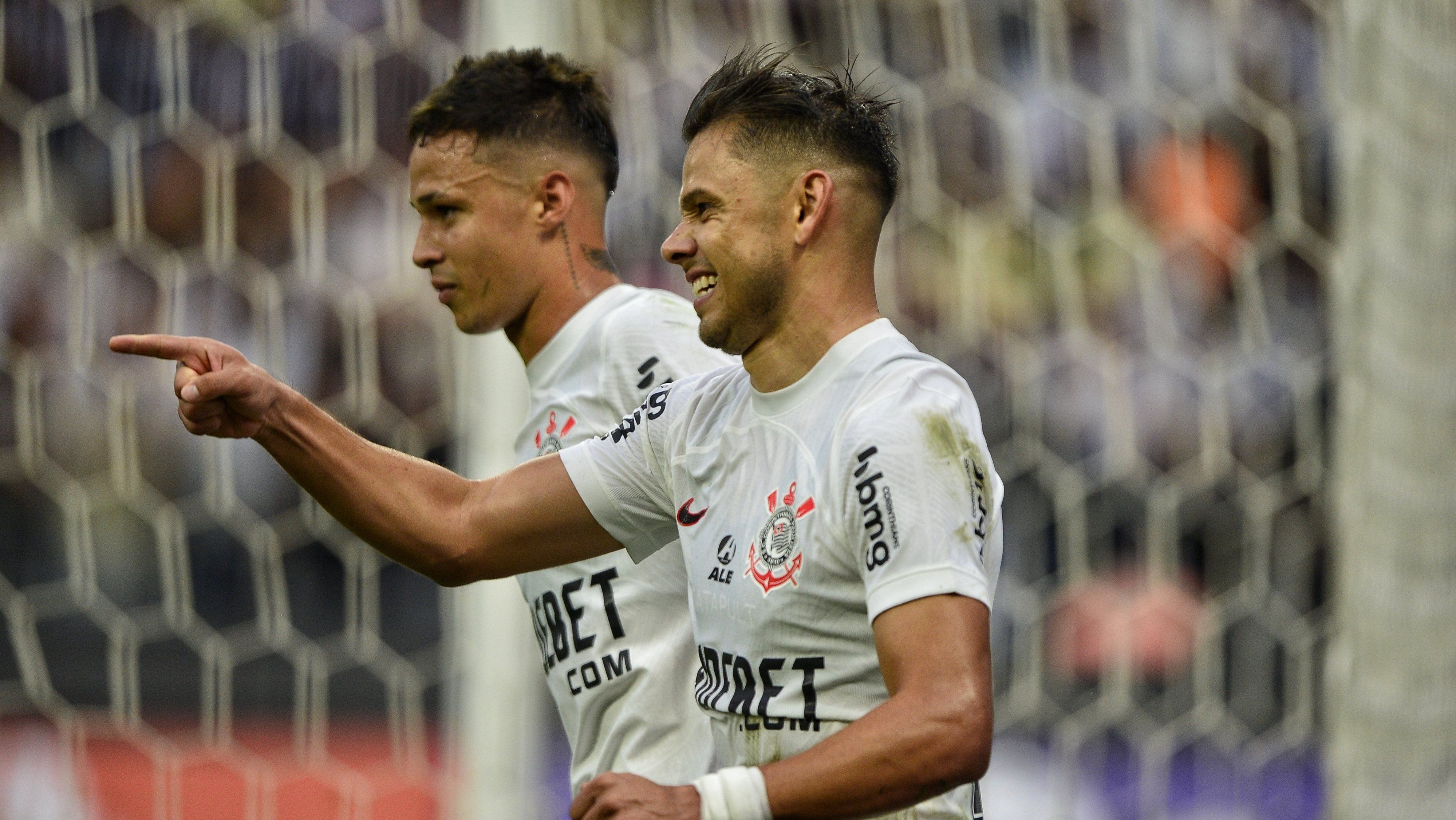 Romero comemora golaço de bicicleta contra o Guarani na estreia do Corinthians no Paulistão