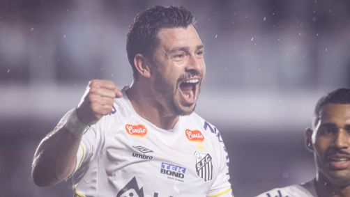 Giuliano comemora gol na vitória do Santos sobre a Ponte Preta no Paulistão
