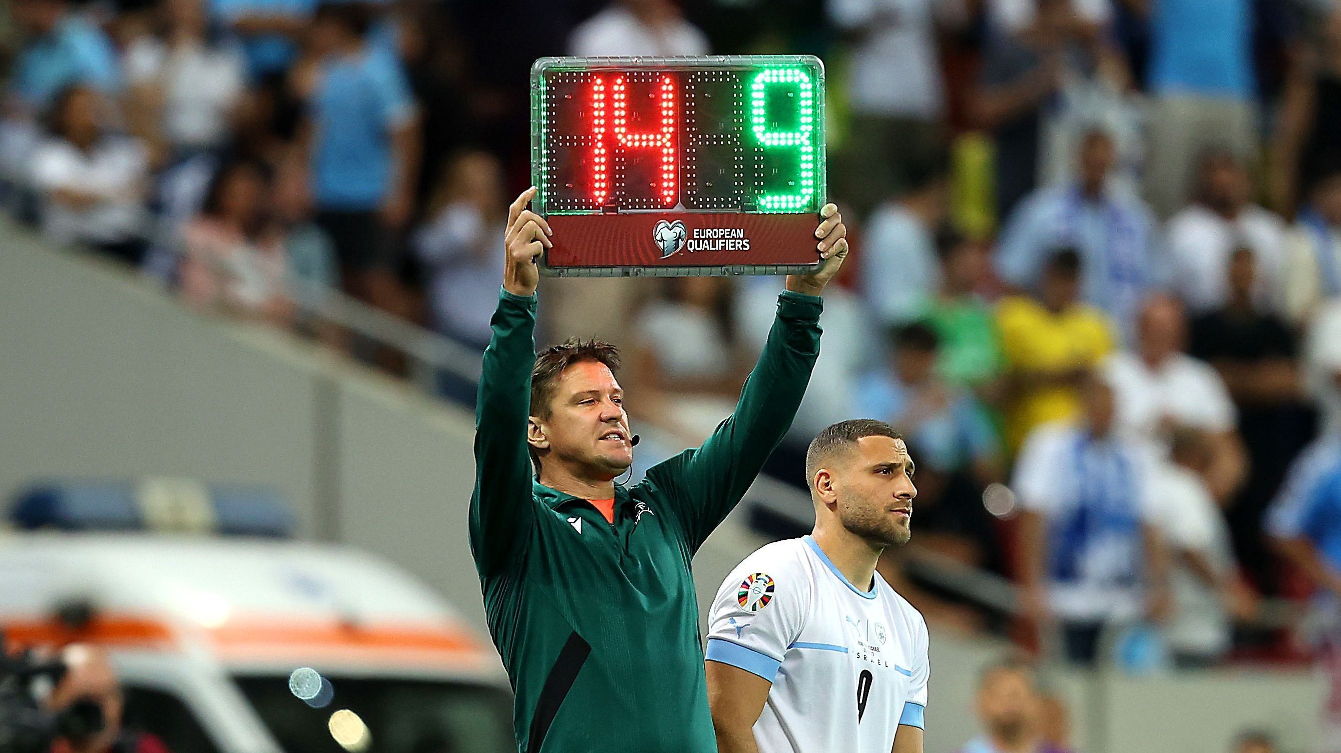 Árbitro levanta a placa durante jogo das Eliminatórias da Euro