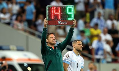 Árbitro levanta a placa durante jogo das Eliminatórias da Euro