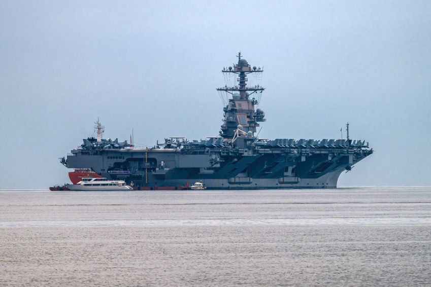 Porta-aviões da Marinha dos EUA USS Gerald R. Ford ancorado no Golfo de Trieste / Andrej Tarfila/SOPA Images/LightRocket via Getty Images