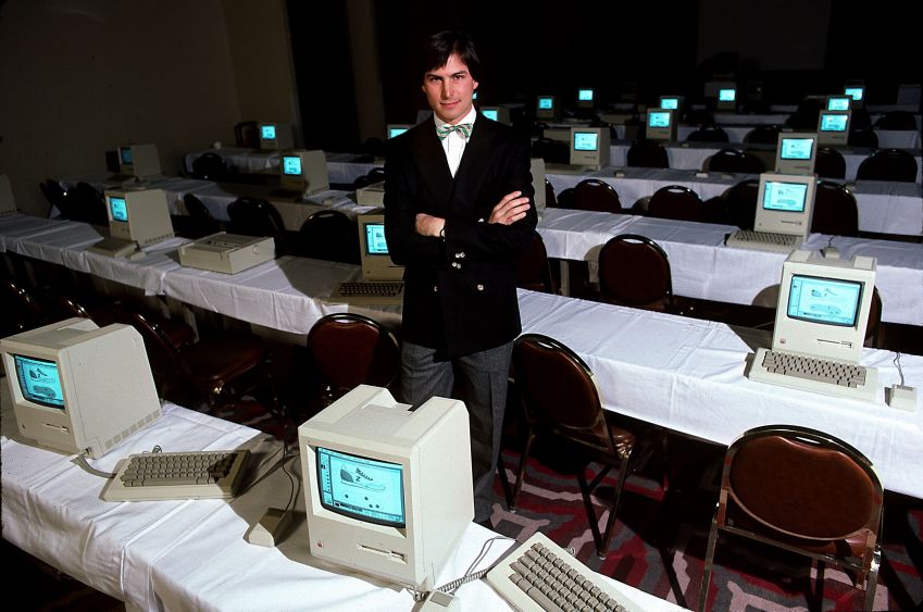 Steve Jobs em uma sala repleta de computadores, em 1984 / Foto de Michael L Abramson/Getty Images