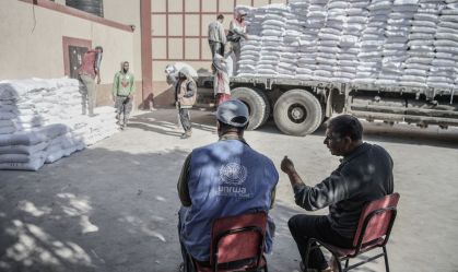 UNRWA (Agência de Assistência e Obras das Nações Unidas para os Refugiados da Palestina) distribui farinha para famílias palestinas, que deixaram suas casas e se refugiaram na cidade de Rafah