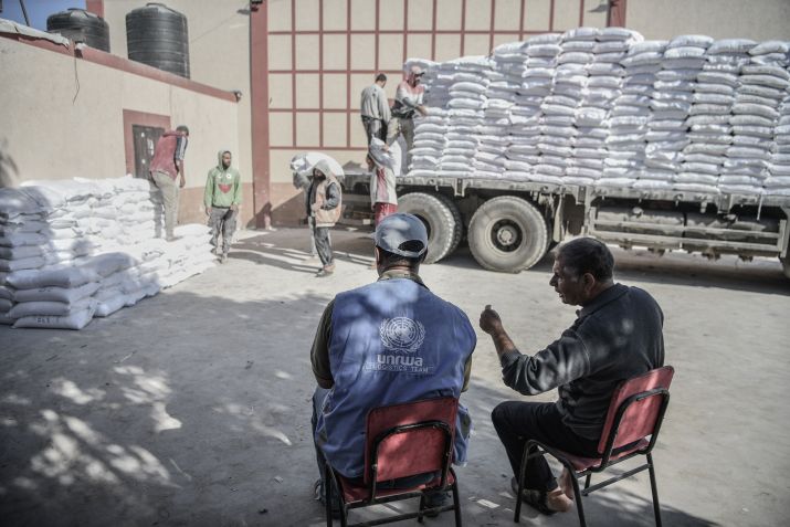 UNRWA (Agência de Assistência e Obras das Nações Unidas para os Refugiados da Palestina) distribui farinha para famílias palestinas, que deixaram suas casas e se refugiaram na cidade de Rafah / Abed Zagout/Anadolu via Getty Images