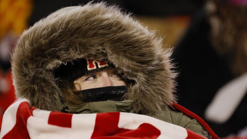 Torcedora do Kansas City Chiefs tenta se proteger do frio em jogo da NFL