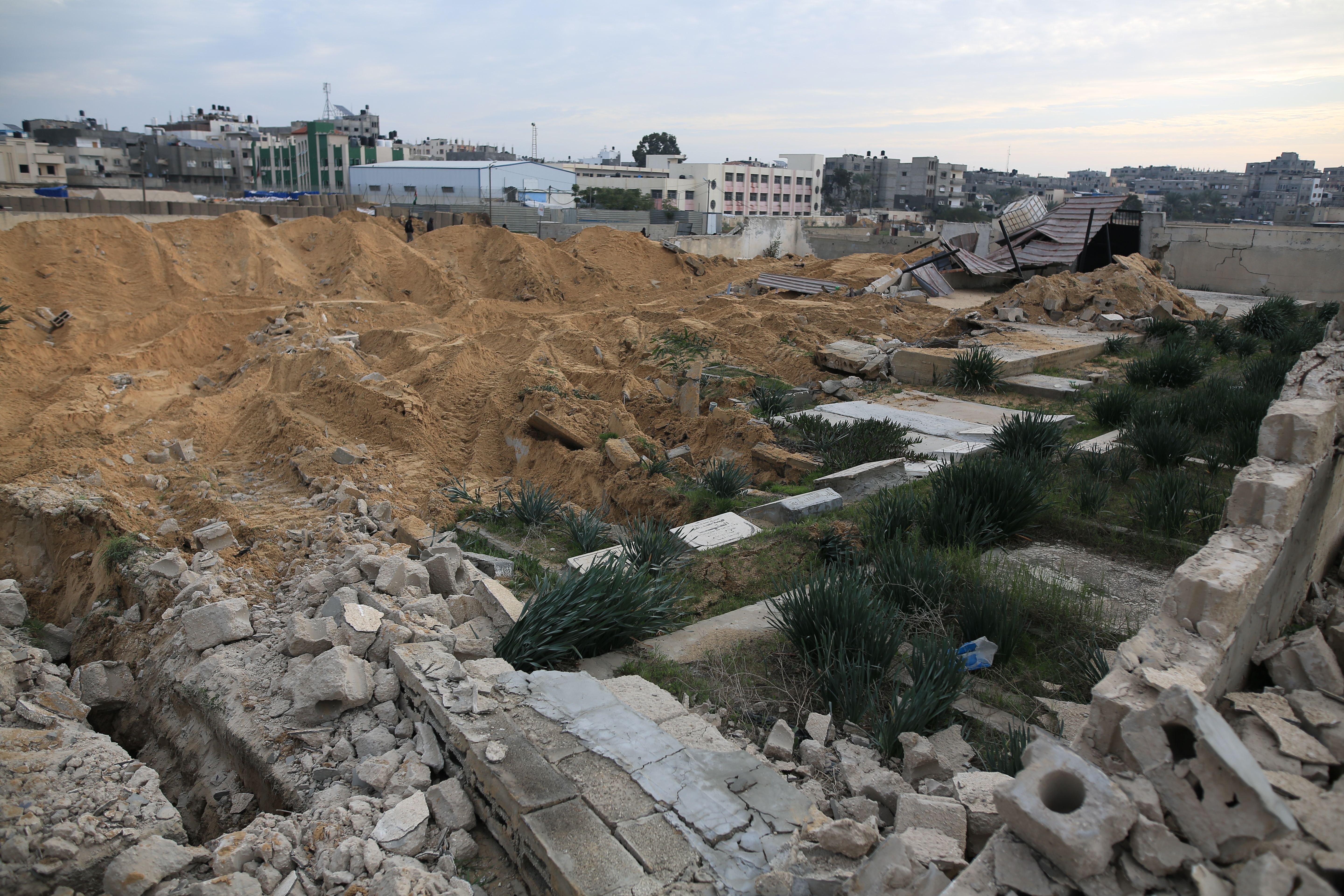 Vista de cemitério danificado após ataques de Israel perto do hospital Nasser, em Khan Younis, Gaza, em 17 de janeiro.