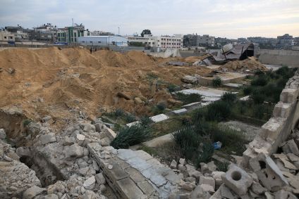 Vista de cemitério danificado após ataques de Israel perto do hospital Nasser, em Khan Younis, Gaza, em 17 de janeiro.