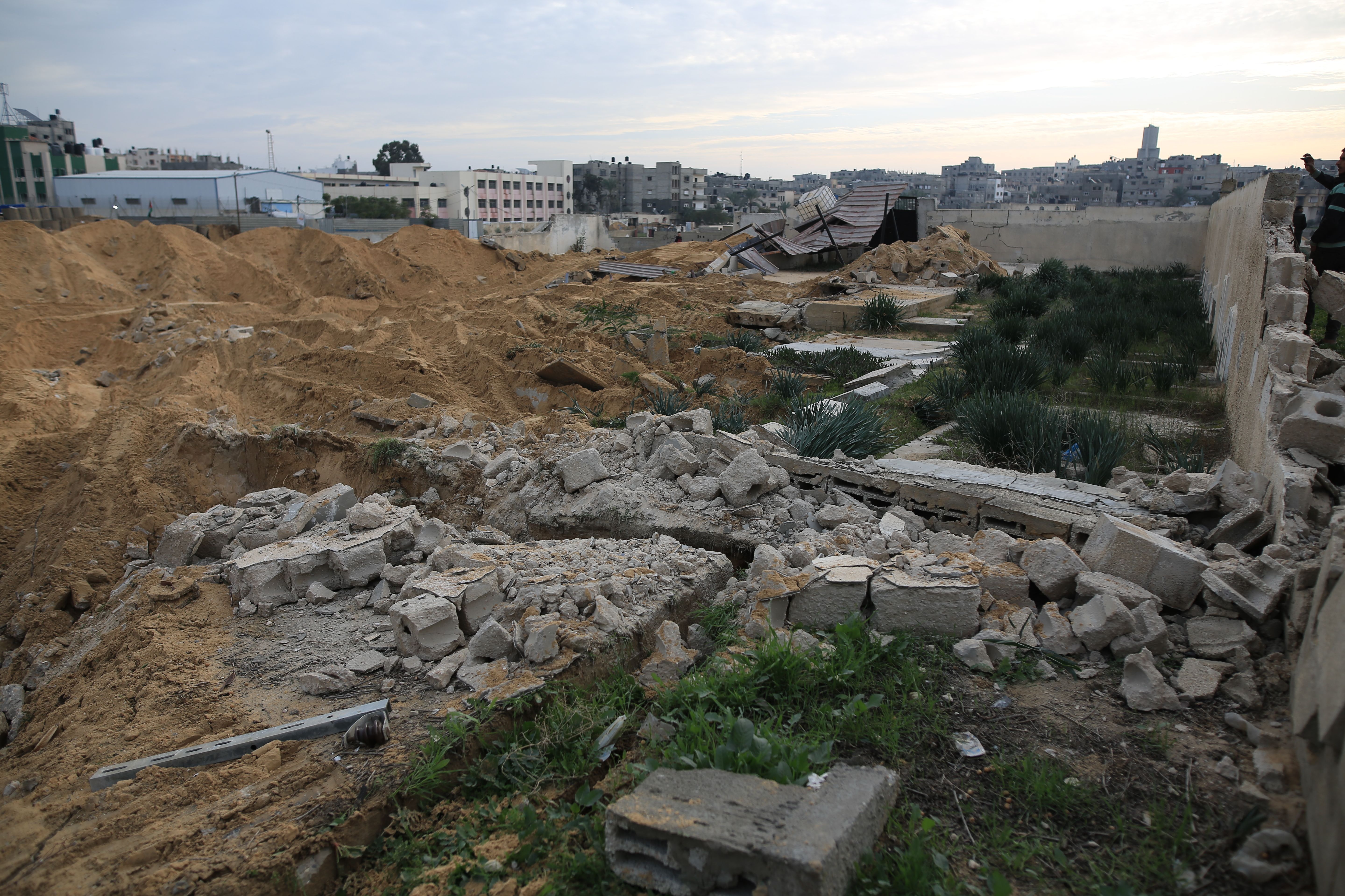 Vista de cemitério danificado após ataques de Israel perto do hospital Nasser, em Khan Younis, Gaza, em 17 de janeiro. / Jehad Alshrafi/Anadolu via Getty Images