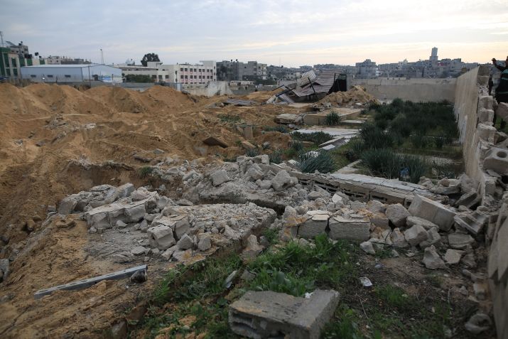 Vista de cemitério danificado após ataques de Israel perto do hospital Nasser, em Khan Younis, Gaza, em 17 de janeiro. / Jehad Alshrafi/Anadolu via Getty Images