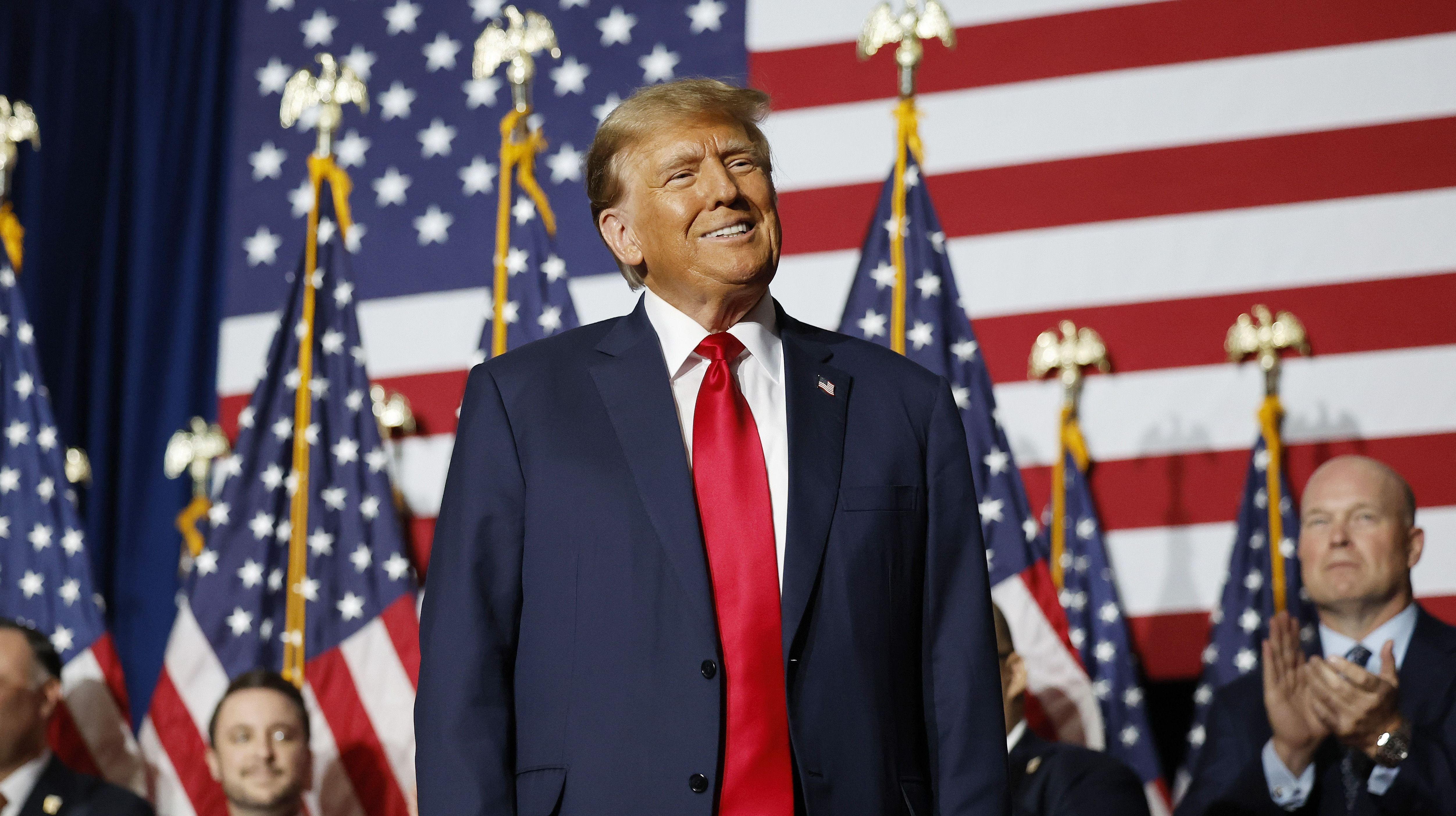 O ex-presidente Donald Trump fala em seu evento em Iowa em 15 de janeiro de 2024