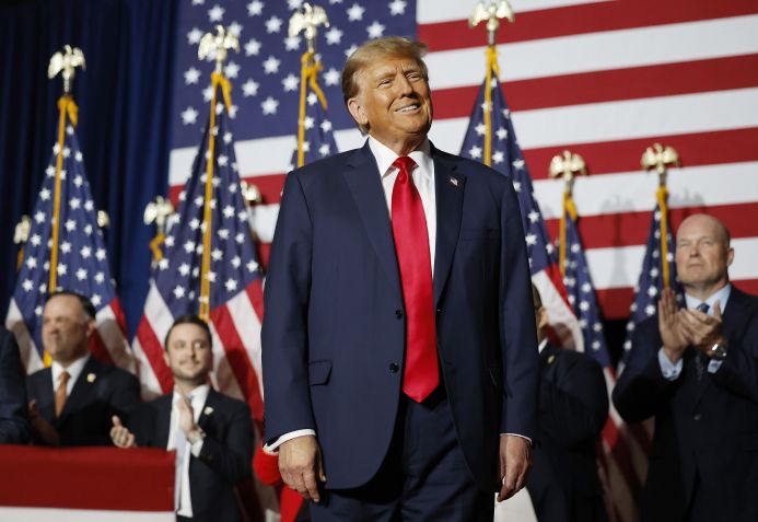 O ex-presidente Donald Trump fala em seu evento durante caucus em Iowa em 15 de janeiro de 2024 / Chip Somodevilla/Getty Images