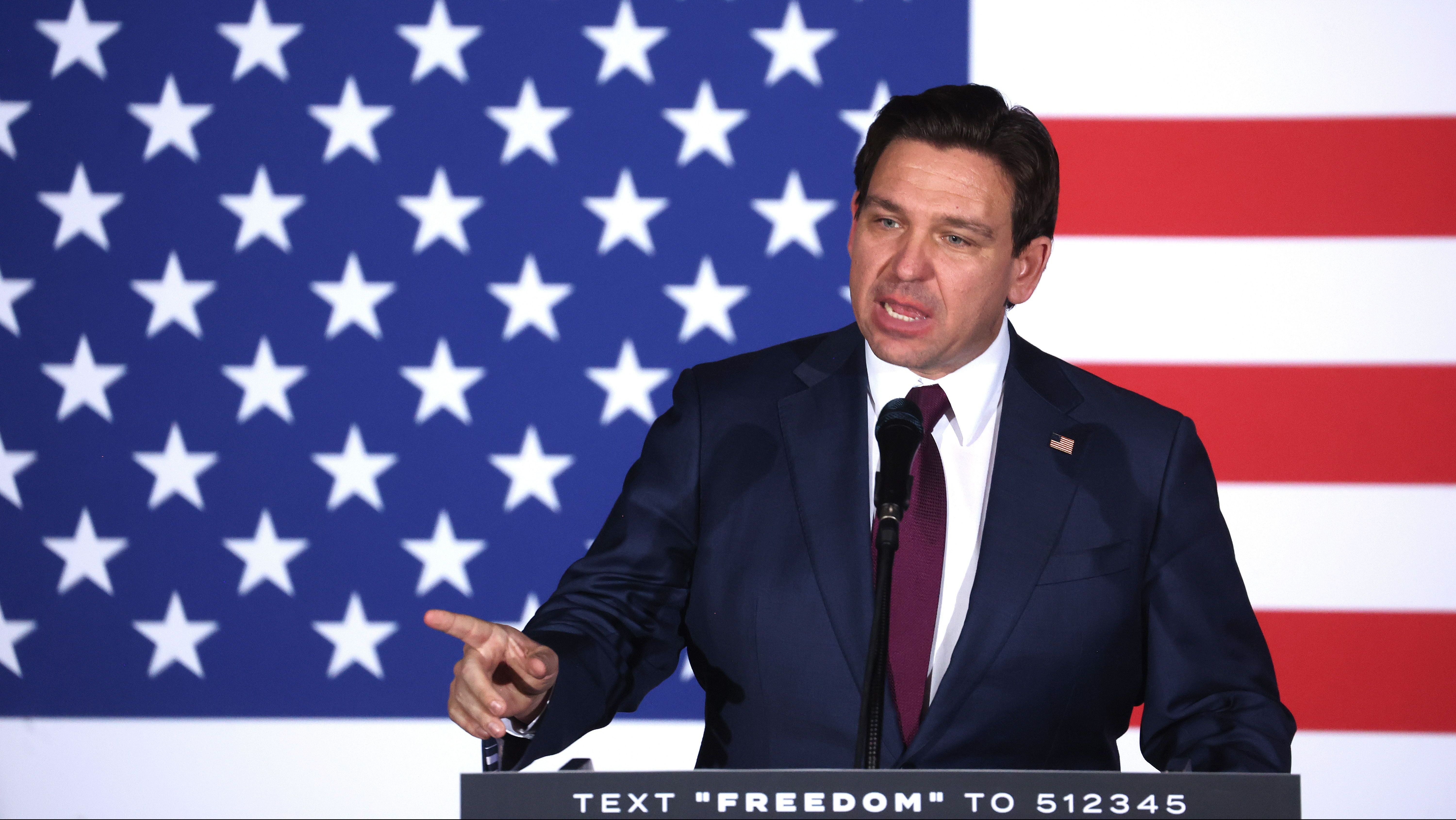 O candidato presidencial republicano, governador da Flórida, Ron DeSantis, fala em seu evento em Iowa em 15 de janeiro de 2024