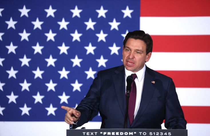 O candidato presidencial republicano, governador da Flórida, Ron DeSantis, fala em seu evento durante caucus em Iowa em 15 de janeiro de 2024 / Scott Olson/Getty Images