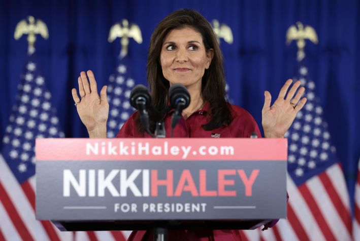 A candidata presidencial republicana, ex-embaixadora da ONU, Nikki Haley, fala em seu evento durante caucus em Iowa noturno caucus em 15 de janeiro de 2024 / Win McNamee/Getty Images