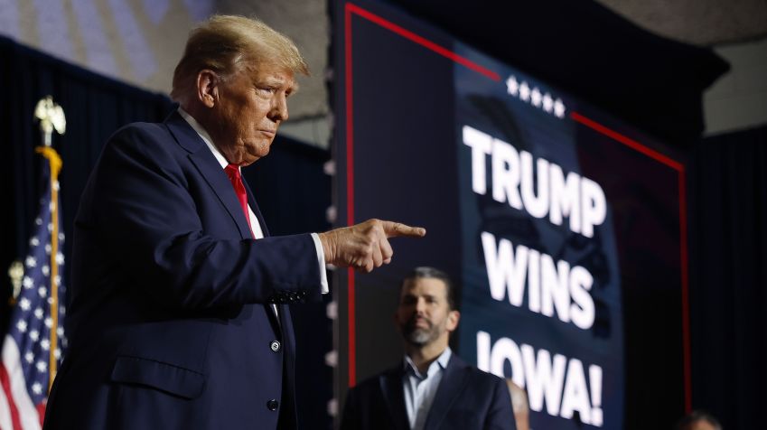 Candidato presidencial republicano, o ex-presidente dos EUA Donald Trump fala com apoiadores durante seu evento em Iowa em 15 de janeiro de 2024 / Chip Somodevilla/Getty Images