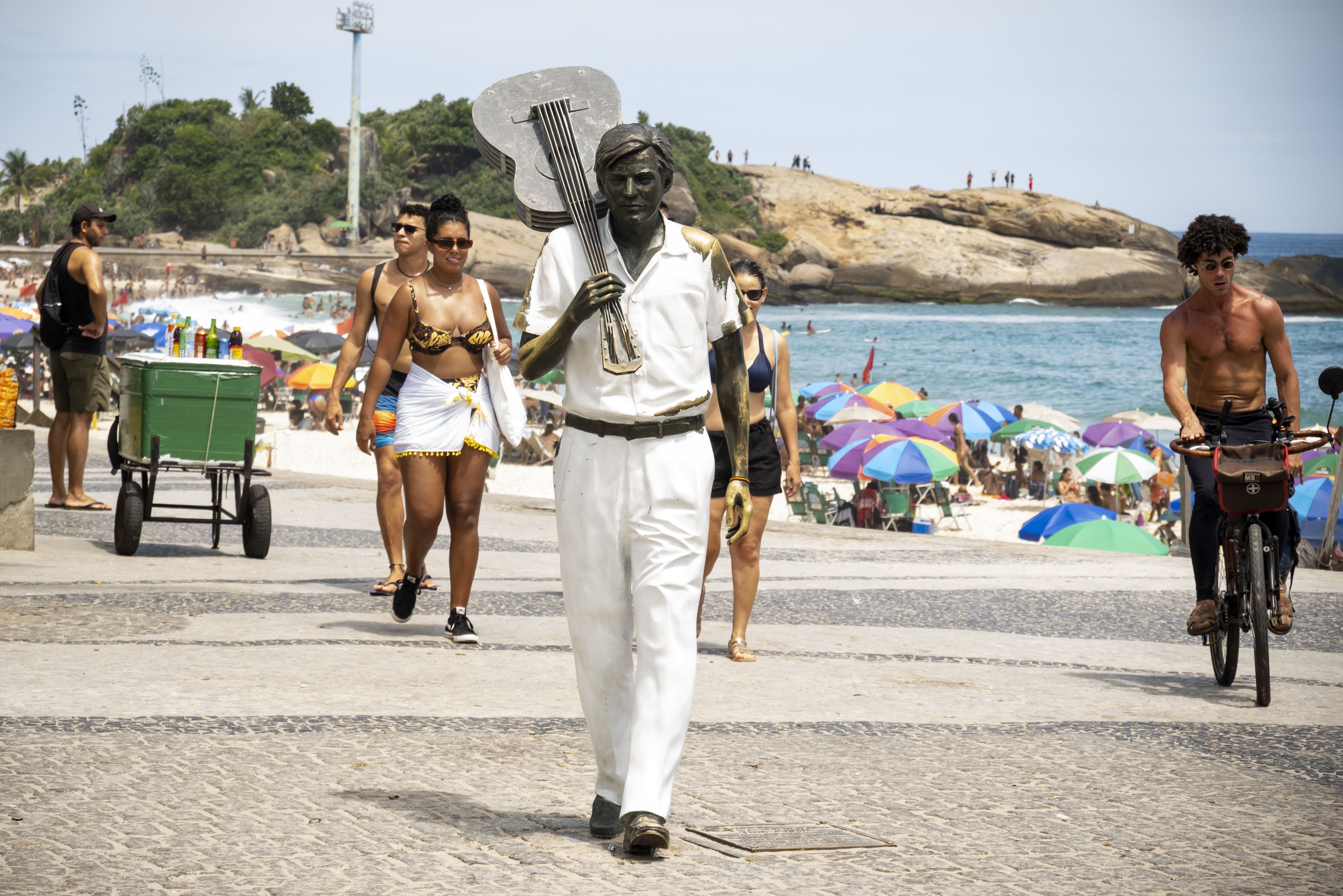 Tom Jobim recebeu uma estátua na praia de Ipanema, no Rio de Janeiro / Foto de Emmanuele Contini/NurPhoto via Getty Images