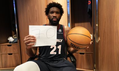 Joel Embiid marcou 70 pontos na vitória do 76ers sobre o Spurs