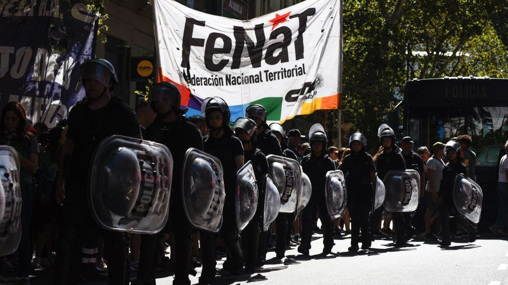 Policiais são mobilizados durante greve geral contra as reformas do governo do presidente Milei