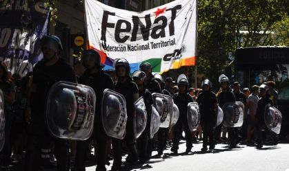 Policiais são mobilizados durante greve geral contra as reformas do governo do presidente Milei