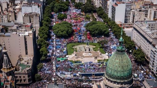 Vista aérea dos manifestantes em frente ao Congresso Nacional durante uma greve geral contra as políticas do presidente Javier Milei convocada pelo sindicato dos trabalhadores CGT em 24 de janeiro de 2024 em Buenos Aires, Argentina