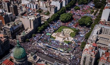 Vista aérea dos manifestantes em frente ao Congresso Nacional durante a greve geral contra as políticas do presidente Javier Milei convocada pelo sindicato dos trabalhadores CGT em 24 de janeiro de 2024 em Buenos Aires, Argentina
